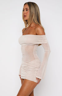 Vestido mini Need A Miracle con brillo iridiscente – Champán