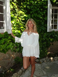 Robe Aveline à encolure Bardot et jupe fluide – Blanc